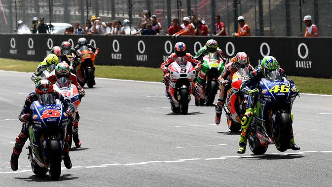 Para pembalap saat start di MotoGP Italia. (AFP/Vicenzo Pinto)