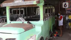Pekerja menyelesaikan pembuatan mobil wisata Odong-Odong di bengkel perakitan milik Didik Hermawan di Jurangmangu, Tangerang Selatan, Sabtu (27/2/2021). Pada masa pandemi Covid-19, permintaan mobil odong-odong tetap stabil melalui transaksi pasar online. (Liputan6.com/Angga Yuniar)
