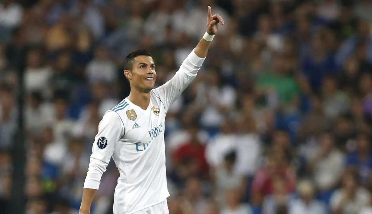 Cristiano Ronaldo masuk dalam jajaran top scorer Liga Champions setelah mencetak dua gol saat melawan APOEL Nicosia pada laga Grup H Liga Champions di Santiago Bernabeu stadium, Madrid, (13/92017). Madrid menang 3-0. (AP/Francisco Seco)