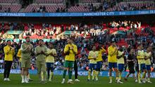 Pemain Southampton memberi aplaus fans di lapangan setelah pertandingan semifinal Piala FA melawan Manchester City di Stadion Wembley, London, 25 April 2026. (Ben Stansall / AFP)