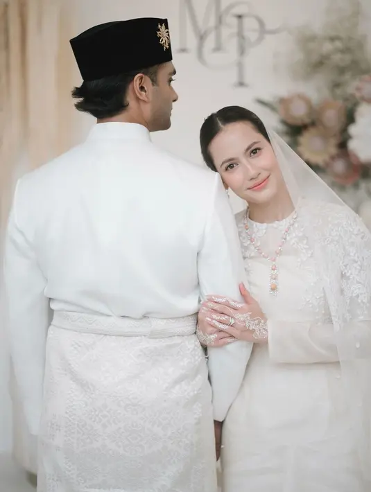 Di hari bahagianya, Pevita tampil anggun dengan makeup yang memancarkan kesederhanaan namun tetap elegan.  [@pevpearce/@andisoon]