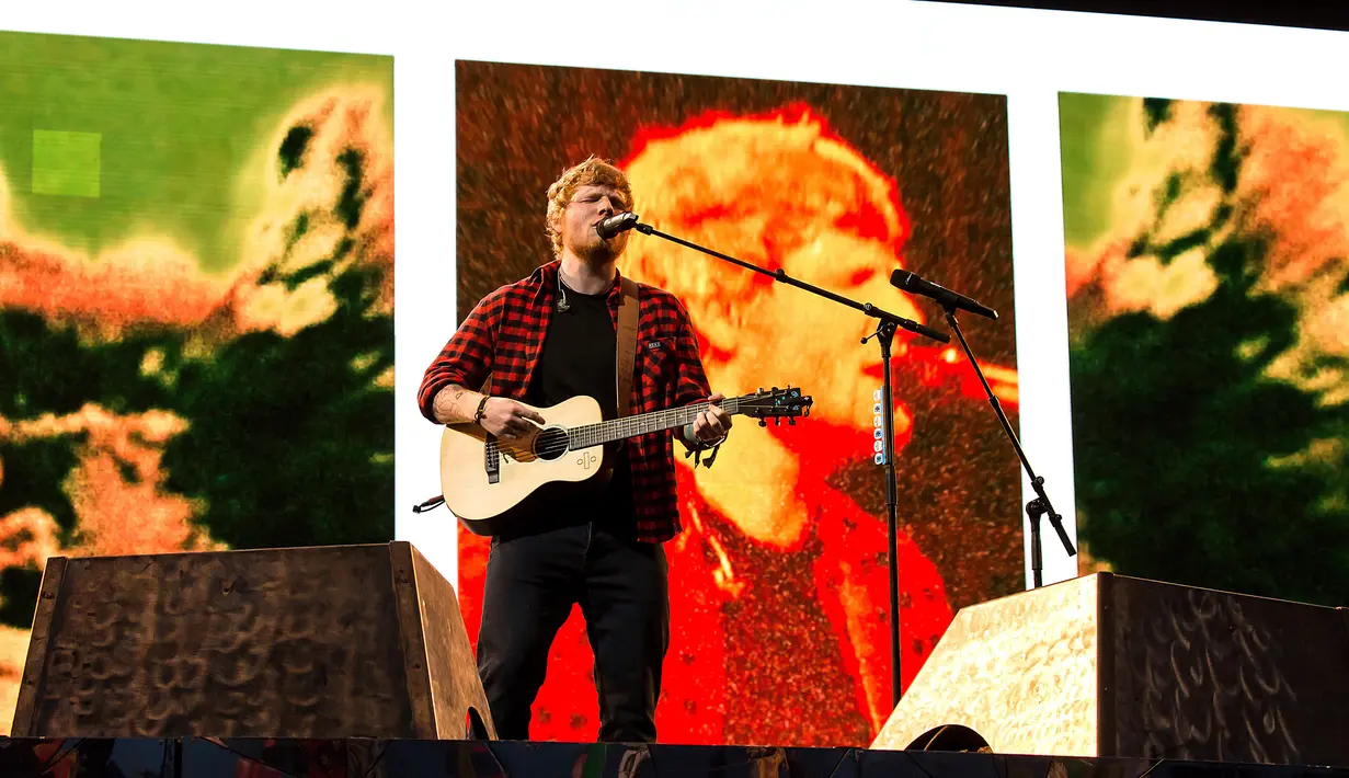 Penyanyi Ed Sheeran saat tampil di Festival Glastonbury di Worthy Farm, di Somerset, Inggris (25/6). Penyanyi berusia 26 tahun ini tampil di panggung Piramida. (Photo by Grant Pollard/Invision/AP)