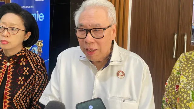 Ketua Umum Forum Masyarakat Indonesia Emas (Formas) Yohanes Handoyo Budhisejati saat menjawab pertanyaan sejumlah wartawan. (Liputan6/Rifqy Alief)