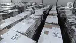 Dari ribuan kotak suara tersebut, nantinya akan dibentuk untuk kemudian ditempatkan di ruangan gudang penyimpanan sementara logistik yang telah disiapkan. (merdeka.com/Arie Basuki)