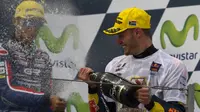 Pebalap Afrika Selatan, Brad Binder, berselebrasi seusai memastikan gelar juara dunia Moto3 2016 di Sirkuit Aragon, Spanyol, Minggu (25/9/2016). (EPA/JAVIER CEBOLLADA)