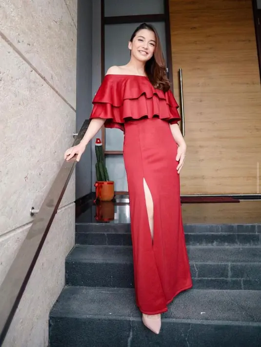 Off shoulder dress dengan aksen ruffle dan detail high slit jadi opsi tampilan elegan lainnya untuk kondangan. @chelseaoliviaa.
