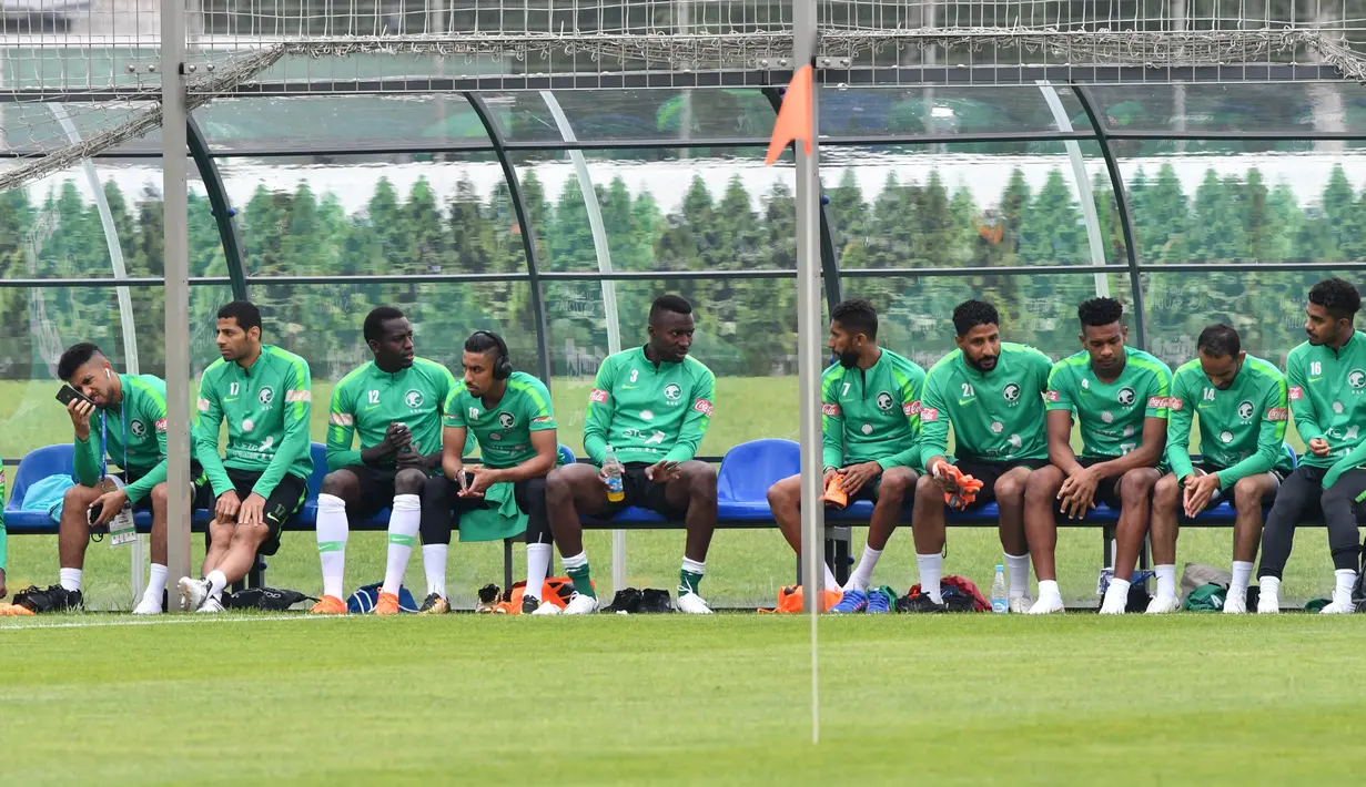 Para pemain Arab Saudi saat sesi latihan jelang laga Piala Dunia di Saint Petersburg, Rusia, Senin (11/6/2018). Arab Saudi akan bertanding melawan tuan rumah Rusia pada laga pembukaan Piala Dunia 2018. (AFP/Giuseppe Cacace)