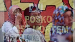 Keluarga korban KM Zahro saat berada di RS Polri, Jakarta, Selasa (3/1). Sebanyak 5 jenazah KM Zahro yang telah teridenfikasi oleh tim DVI Polri diserahkan kepada keluarga korban. (Liputan6.com/Yoppy Renato)