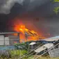 Kebakaran sebuah pabrik plastik daur ulang Jalan Gaga Rawa Kompeni, Kamal, Kalideres, Jakarta Barat, Jumat (19/5/2023). (Liputan6.com/Ady Anugrahadi)