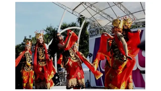 Tarian Gandrung dilakukan berpasangan.