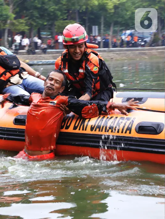 Petugas penanggulangan bencana melakukan simulasi kesiapsiagaan menghadapi musim banjir di Setu Babakan, Jakarta, Jumat (24/11/2023). (merdeka.com/Imam Buhori)