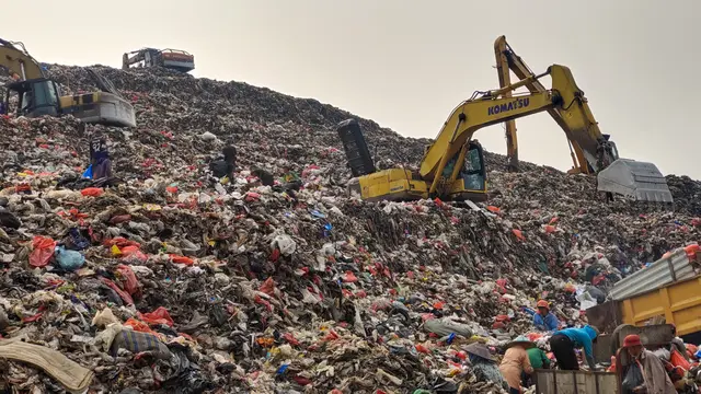 Tumpukan sampah yang telah menggunung di TPA Cipayung, Depok.