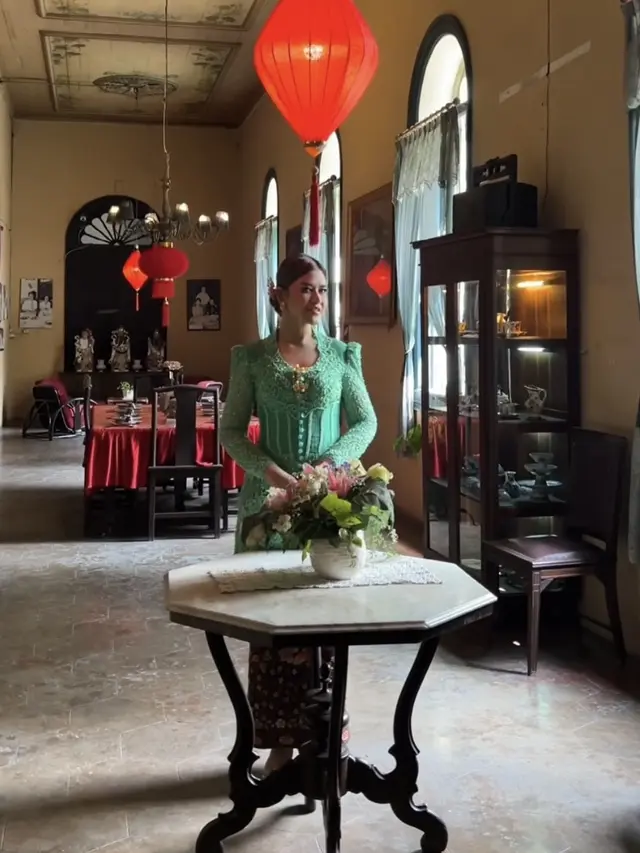 Kahiyang Ayu Dibalut Kebaya Hijau Saat Hari Kartini. [@garyevan/@allseasonphoto]