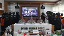 Kadiv Humas Polri Irjen Pol M. Iqbal (tengah) dalam jumpa pers terkait penangkapan terduga teroris di Jakarta, Jumat (17/5/2019). Irjen Iqbal mengatakan dari 29 yang diamankan pada bulan Mei, sebanyak 18 terduga teroris mempunyai tujuan beraksi pada 22 Mei mendatang. (Liputan6.com/Johan Tallo)