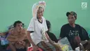 Aktivitas seorang lanjut usia (lansia) di GOR Swecapura, Klungkung, Bali, Senin (27/11). Berdasarkan perkiraan BNPB, ada lebih dari 40.000 warga desa di sekitar Gunung Agung yang telah mengungsi sejak Sabtu, 25 November 2017. (Liputan6.com/Andi Jatmiko)