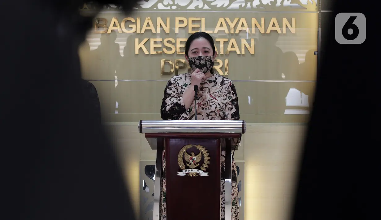 Ketua DPR Puan Maharani menyampaikan sambutan saat memberikan bantuan ventilator dari pimpinan DPR kepada Bagian Pelayanan Kesehatan DPR RI, Jakarta, Selasa (16/6/2020). Bantuan tersebut untuk mengantisipasi jika ada pegawai atau anggota DPR yang teriindikasi COVID-19. (Liputan6.com/Johan Tallo)