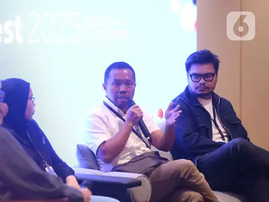 Chief Content Officer (CCO) Kapanlagi Youniverse (KLY), Wenseslaus Manggut saat berbicara di forum IdeaFest 2025 di Jakarta Internasional Convention Center (JICC), Minggu (2/11/2025). Dalam forum tersebut, ia berbicara terkait divergensi media. (Liputan6.com/Helmi Fithriansyah)