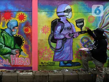 Warga melukis mural bertema COVID-19 di kawasan Tanah Tinggi, Tangerang, Banten, Rabu (20/1/2020). Kegiatan ini dalam rangka mensosialisasikan bahaya penyebaran COVID-19 kepada warga pengguna jalan umum. (merdeka.com/Arie Basuki)