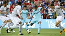 Striker Barcelona, Neymar, berusaha membobol gawang Manchester United pada laga ICC di Stadion FedEx Field, Maryland, Rabu (26/7/2017). Barcelona menang 1-0 atas Manchester United. (AP/Patrick Semansky)