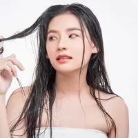 Produksi minyak berlebih dapat memicu pertumbuhan jamur Malassezia yang menjadi salah satu penyebab utama ketombe. (Foto: Jcomp/Freepik)