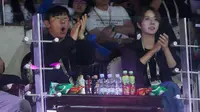 Pelatih Timnas Indonesia, Shin Tae-yong didampingi sang istri, Cha Young-ju bertepuk tangan saat memberi dukungan kepada tunggal putri Korea Selatan, An Se-young saat menghadapi wakil China, Chen Yu Fei pada laga final Indonesia Open 2024 di Istora Senayan, Jakarta, Minggu (9/6/2024). (Bola.com/M Iqbal Ichsan)