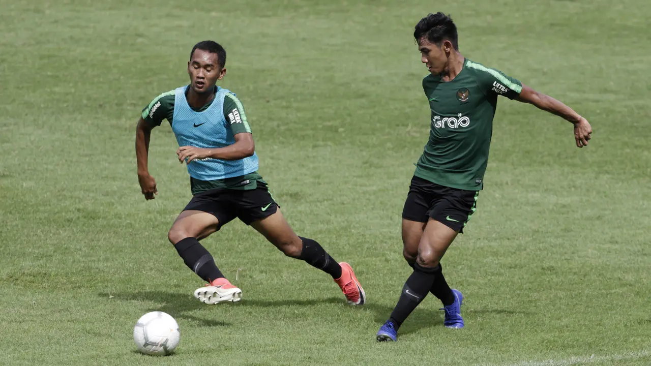 Pemain Timnas Indonesia U-22, Firza Andika, mengirim umpan. (Bola.com/Yoppy Renato)