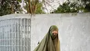 Potret lain memperlihatkan Zaskia mengenakan gamis bernuansa abu-abu dengan hijab syar’i berwarna hijau army lengkap dengan cadar. [Instagram/zaskiadyamecca]