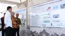 Presiden Joko Widodo menyimak penjelasan tentang persentase pembiayaan pembangunan tol Soreang-Pasir Koja (Soroja) di Kab Bandung, Senin (4/12). (Liputan6.com/Biro Pers Kepresidenan)