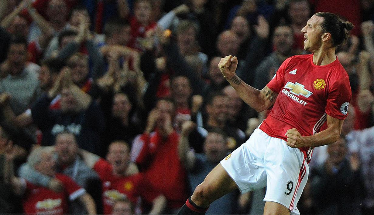 4. Zlatan Ibrahimovic, tampil apik dalam empat laga awal Premier League membuat MU mempertimbangkan untuk memperpanjang kontraknya. The Mirror menyebut jika dalam waktu dekat ini bomber asal Swedia itu akan mendapat kontrak baru. (EPA/Peter Powell)