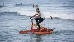 Nelayan Palestina menguji perahu kayuh yang dibuat khusus dari bahan daur ulang di sepanjang pantai di Beit Lahia, Jalur Gaza pada 29 September 2020. (Photo by MOHAMMED ABED / AFP)