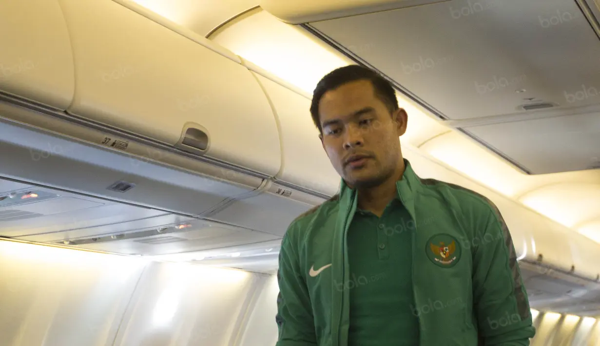 Kiper Timnas Indonesia, Andritany Ardhiyasa, saat berada di dalam pesawat yang mengantarnya terbang dari Thailand menuju Indonesia pada Minggu (18/12/2016). (Bola.com/Vitalis Yogi Trisna)