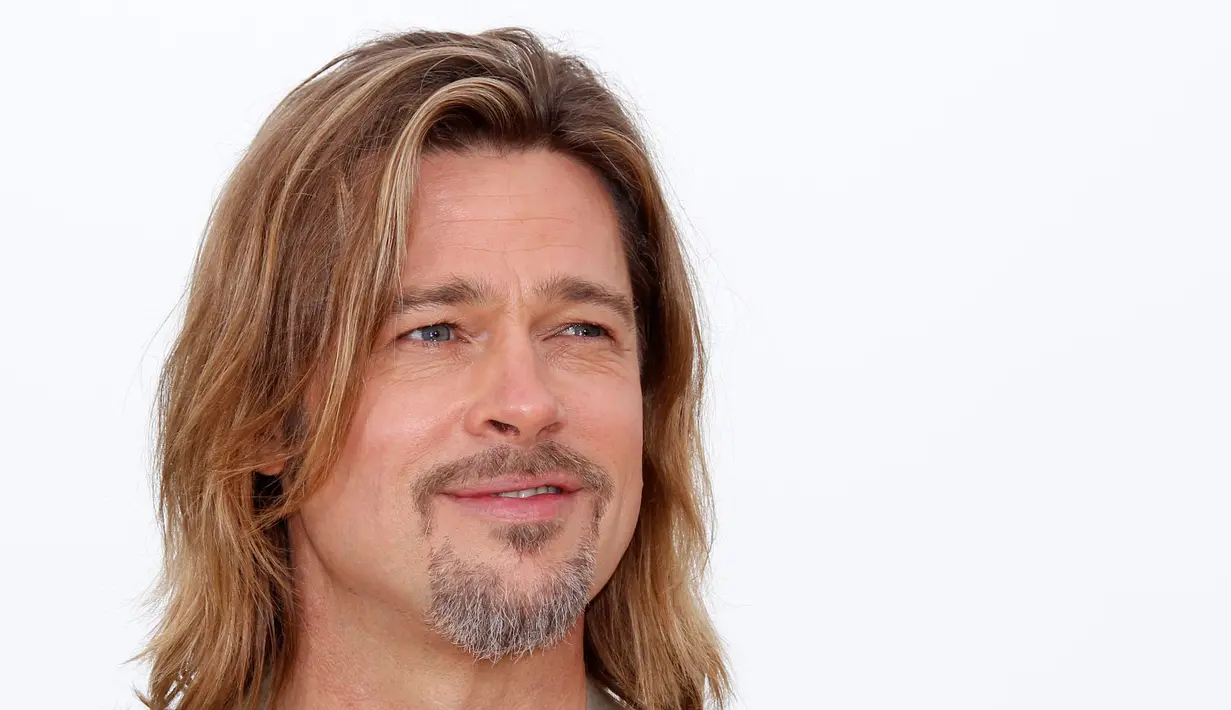 Dalam sebuah acara jalan-jalan keluarga ke Glendale, California, Brad Pitt memamerkan tato di lengan kanannya. (Bintang/APE)