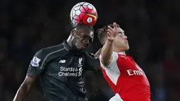 Striker Liverpool, Christian Benteke (kiri), berebut bola dengan pemain Arsenal, Calum Chambers. (Reuters/Eddie Keogh)