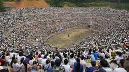 Penonton memadati arena adu banteng tradisional Dong di Rongjiang, Guizhou, Tiongkok, Minggu (6/9/2015. (Reuters) 