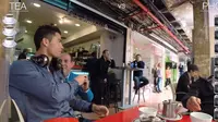 Ini yang Terjadi Bila Cristiano Ronaldo Minum Teh di Kerumunan