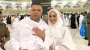 Krisdayanti terlihat cantik saat berfoto di depan Ka'bah, ia tampak berpose dengan sang suami, Raul Lemos. (Foto: instagram.com/krisdayantilemos)