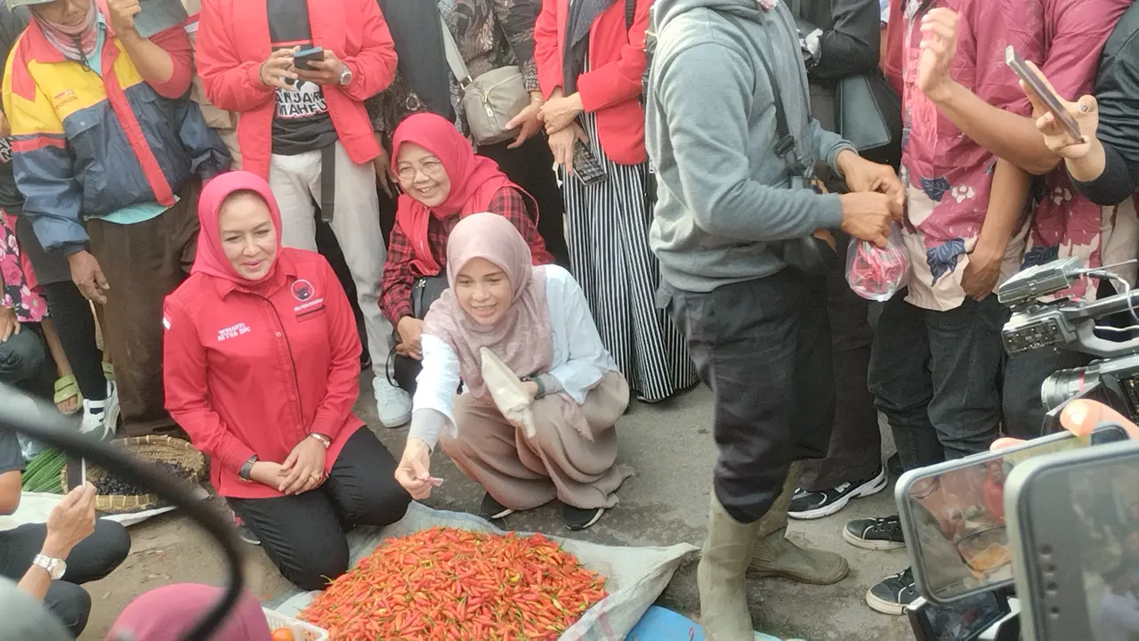 Istri Ganjar Pranowo, Siti Atikoh blusukan di Pasar Modern Unit 2, Banjar Agung, Tulang Bawang, Lampung, Kamis (11/1/2024).