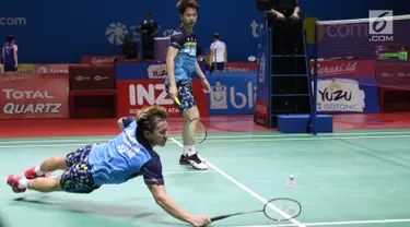 Pebulu tangkis ganda putra Indonesia, Marcus Fernaldi Gideon/Kevin Sanjaya Sukamuljo saat melawan Ou Xuan Yi/Zhang Nan (China) di perempat final Indonesia Open 2019 di Istora Senayan, Jakarta, Jumat (19/7/2019). Marcus/Kevin unggul 21-12, 21-16. (Liputan6.com/Helmi Fithriansyah)