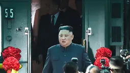 Pemimpin Korea Utara (Korut) Kim Jong-un tiba di Stasiun Dong Dang di Lang Son, Selasa (26/2). Kim Jong-un tiba di Vietnam setelah menghabiskan sekitar 2,5 hari dalam perjalanan menggunakan kereta api dari Pyongyang. (Photo by Nhac NGUYEN / AFP)