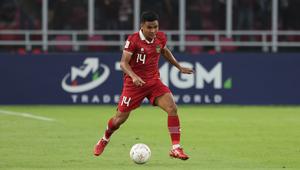 Pemain Timnas Indonesia,&nbsp;Asnawi Mangkualam&nbsp;mengontrol bola dalam laga Grup A Piala AFF 2022 melawan Kamboja yang berlangsung di Stadion Utama Gelora Bung Karno, (SUGBK), Jumat (23/12/2022). (Bola.com/Abdul Azis)