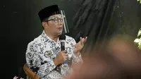 Gubernur Jabar Ridwan Kamil memberi sambutan dalam penandatanganan MoU antara Pengembang Indonesia dengan bank bjb perihal Program Rumah Subsidi untuk Guru dan Tenaga Kependidikan, di Sekolah Cakra Buana Kota Depok (25/11/2020). (Foto: Humas Jabar)