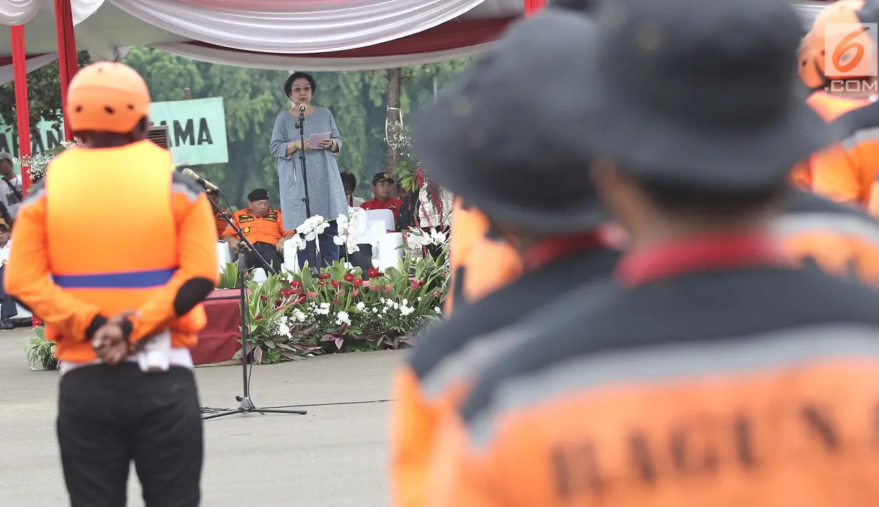 Ketua Umum PDI Perjuangan Megawati Soekarnoputri memberikan sambutan saat penutupan pelatihan Baguna PDIP di Bumi Perkemahan Cibubur, Jakarta, Kamis (23/11). Dalam kesempatan itu, Megawati menjadi Inspektur Upacara. (Liputan6.com/Herman Zakharia)
