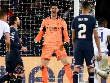 Thibaut Courtois menjadi nama terbaru kiper yang mampu menggagalkan tendangan penalti Ronaldo dan Messi. Hal tersebut terjadi saat Real Madrid bertemu dengan PSG di Liga Champions pada awal pekan ini. Courtois juga pernah menjadi lawan Ronaldo saat berseragam Atletico Madrid. (AFP/Franck Fife)
