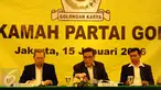 Ketua Mahkamah Partai Golkar, Muladi (tengah) membacakan putusan sidang mahkamah Partai Golkar di Jakarta, Jumat (15/1/2016). Sidang memutuskan untuk membentuk tim transisi untuk rekonsiliasi total melalui munas. (Liputan6.com/Helmi Fithriansyah)