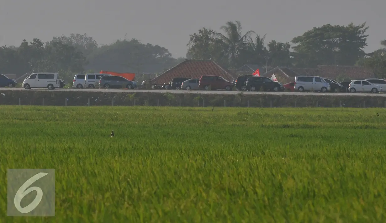 Jelang H-2 Lebaran, ribuan mobil terjebak macet panjang di jalan tol Cipali hingga tol Palikanci, Jawa Barat, Rabu (15/7/15).(Liputan6.com/Herman Zakharia)