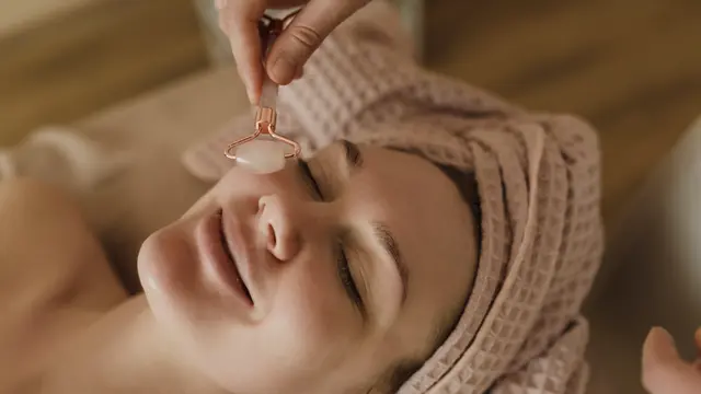 Mengatasi mata bengkak dengan bahan di rumah