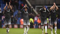 John Obi Mikel, Willian, Kurt Zouma dan Ivanovic memberikan salam kepada suporter usai laga Liga Premier Inggris melawan Crystal Palace di Stadion Selhurst Park, Inggris,, Minggu (3/01/2016). Chelsea menang 3-0. (Reuters/Dylan Martinez)