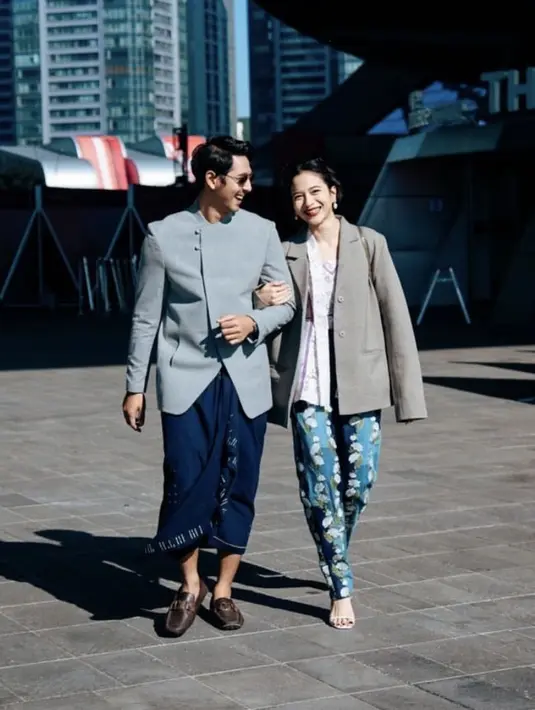 Atasan dipadukan dengan bawahan kain lilit warna navy bercorak dari Sukkhacitta. Serta sepatu kecoklatannya. [@armanfebryan]