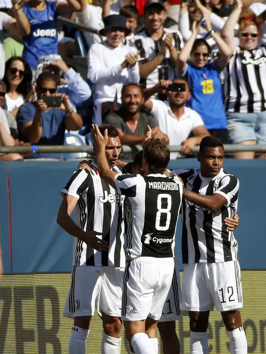 Striker Juventus, Mario Mandzukic, melakukan selebrasi usai mencetak gol ke gawang AS Roma pada laga ICC 2017 di Stadion Gillette, Foxborough, Minggu (30/7/2017). Juventus menang lewat adu penalti atas AS Roma  dengan skor 5-4. (AP/Michael Dwyer)