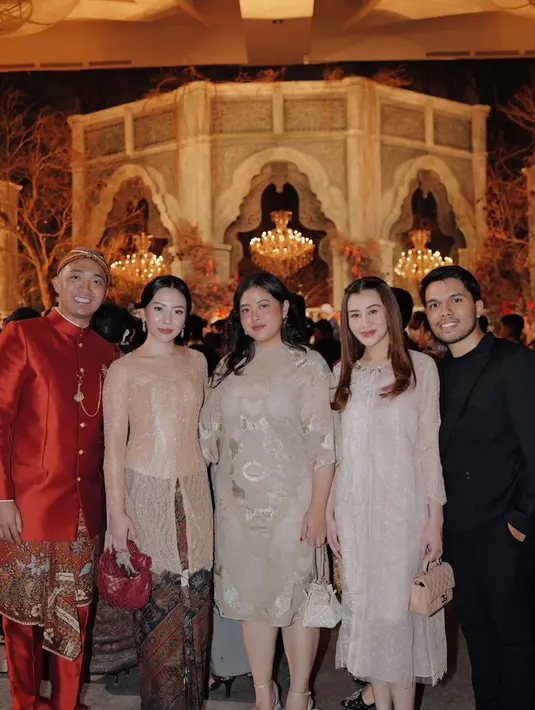 Sementara Thariq Halilintar pilih kenakan setelan jas double breasted dengan long sleeve hitam [@thariqhalilintar]